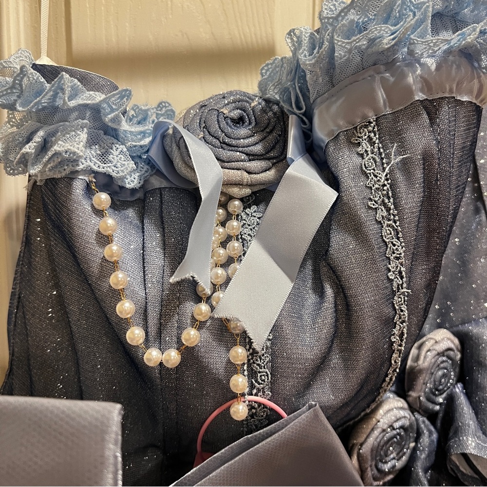 Elegant Blue Gown with Floral Accents - Picture 7 of 10